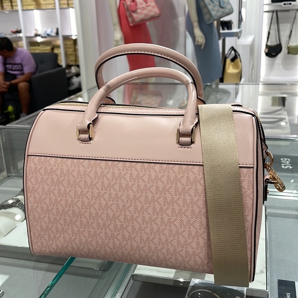 Michael Kors med Duffel Travel - Leather/Coated
Light Powder Blush
MD DUFFLE
NWT - Picture 7 of 16